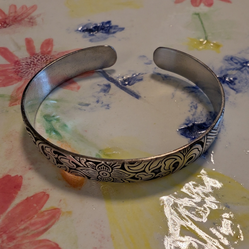 Heavy Silver Floral Patterned Handmade Bangle Bracelet - Picture 5 of 10